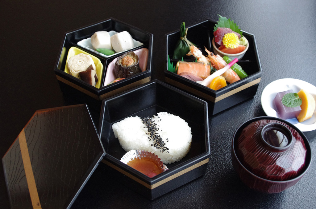 Hexagonal Three-Tier Bento Box