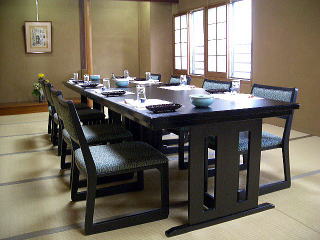 魚仲ではお客様のご要望にお応えして
座敷用のテーブルと椅子の準備をしております。